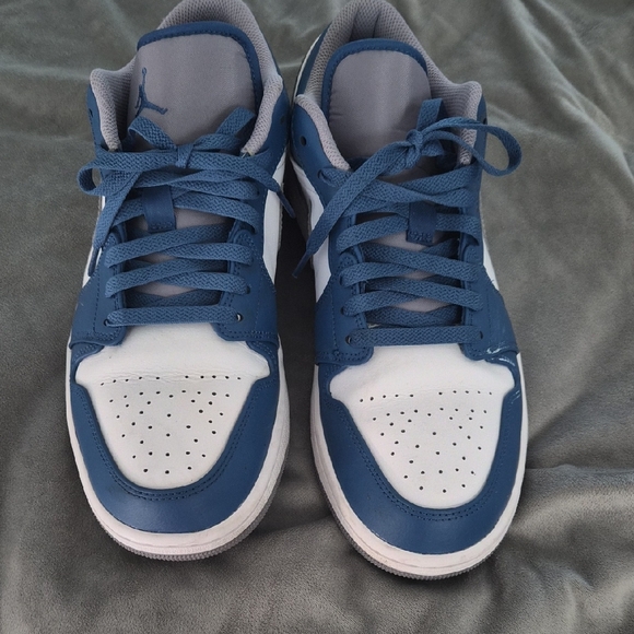 Nike Men's Blue and White Sneakers - Picture 2 of 4